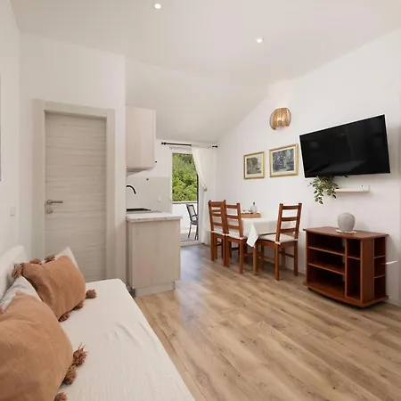 Maja Apartament *